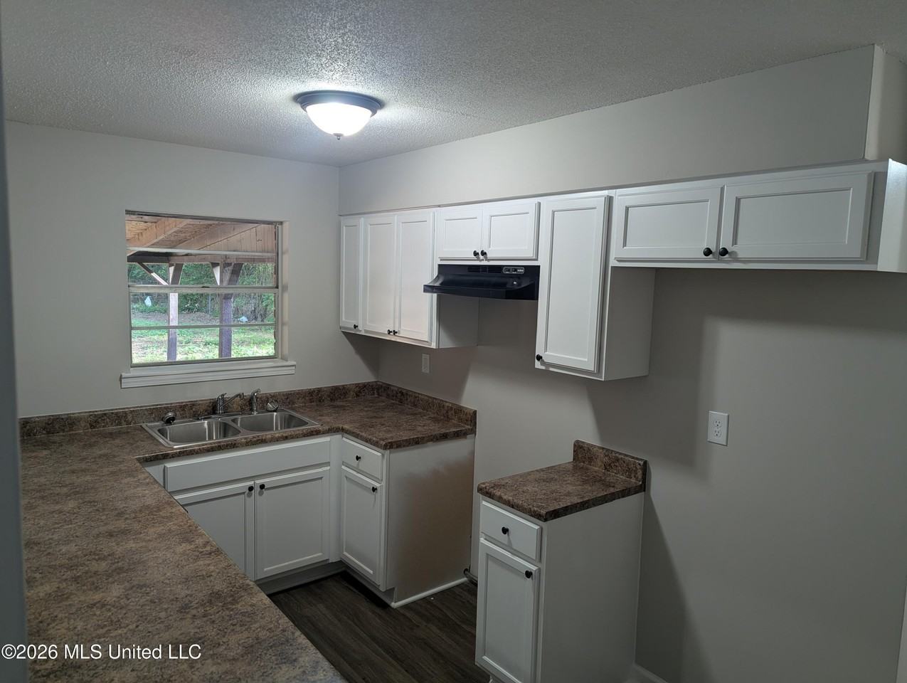 2628 Hillcrest Cir - Photo 3 of 19