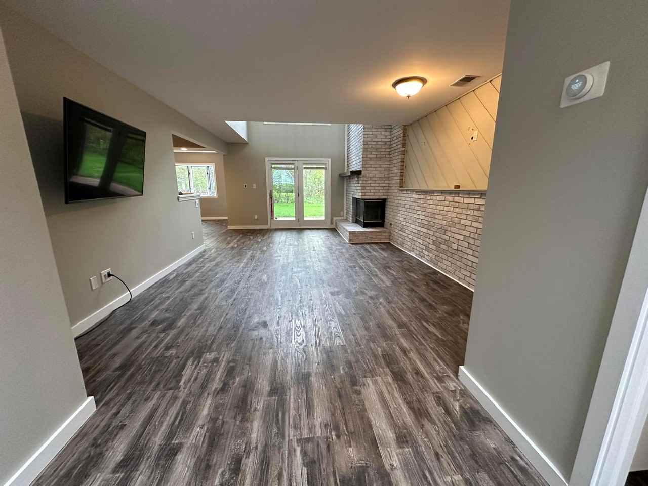 212 Holly Ln - Photo 5 of 35