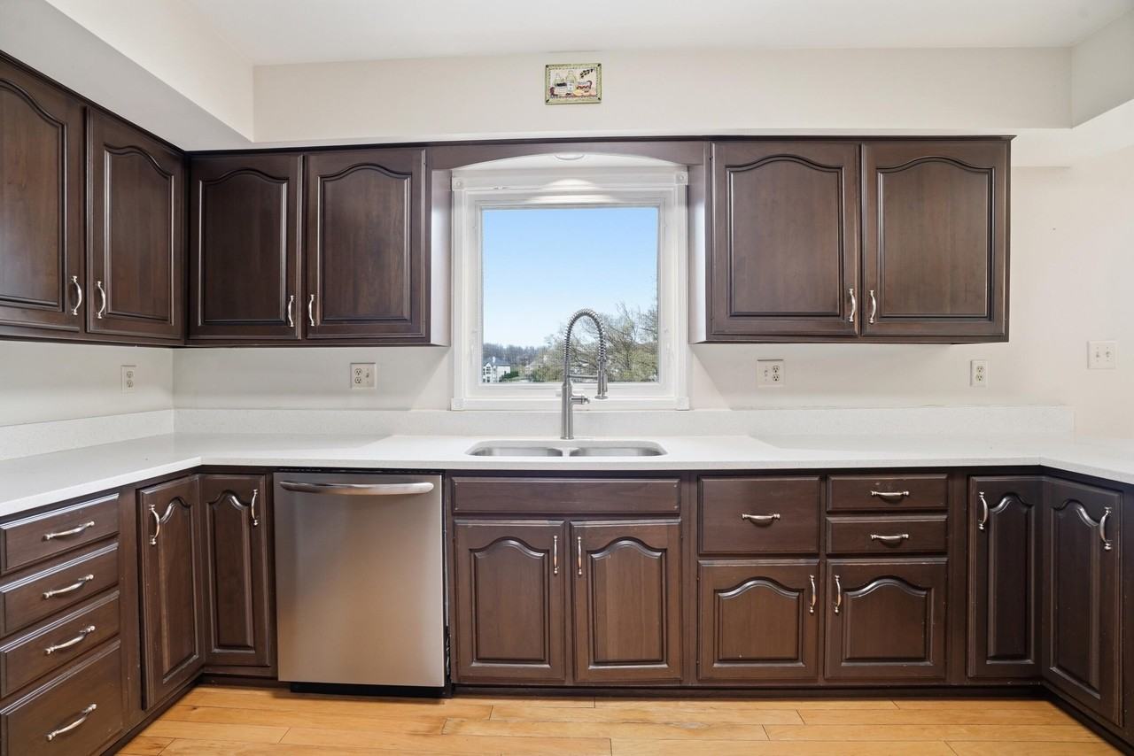 206 Scarborough Ct - Photo 2 of 47