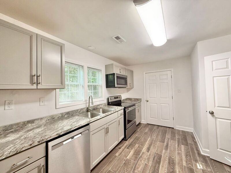 242 Pecan Rd - Photo 4 of 21