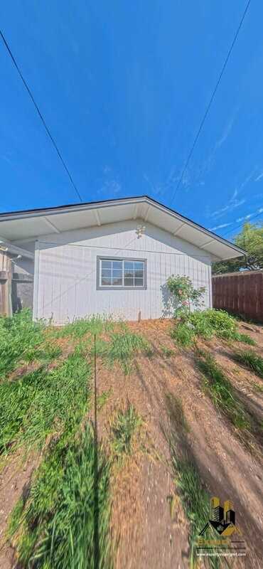 2389 Empress St #B - Photo 6 of 8