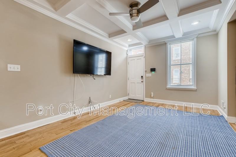 726 S Robinson St - Photo 2 of 11