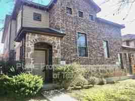 featured image of 215 N College St