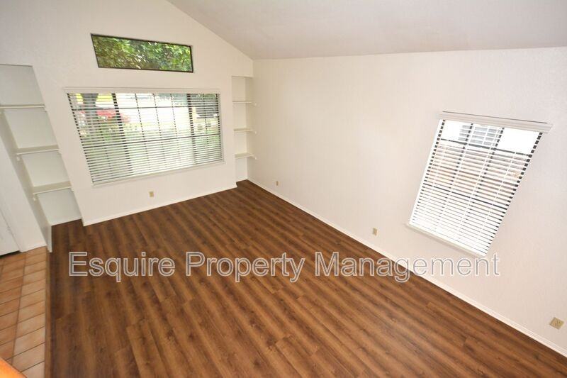 1610 Oneida Pl - Photo 4 of 40