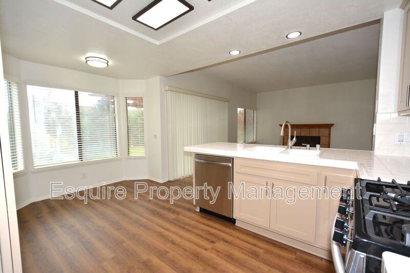 1610 Oneida Pl - Photo 6 of 40