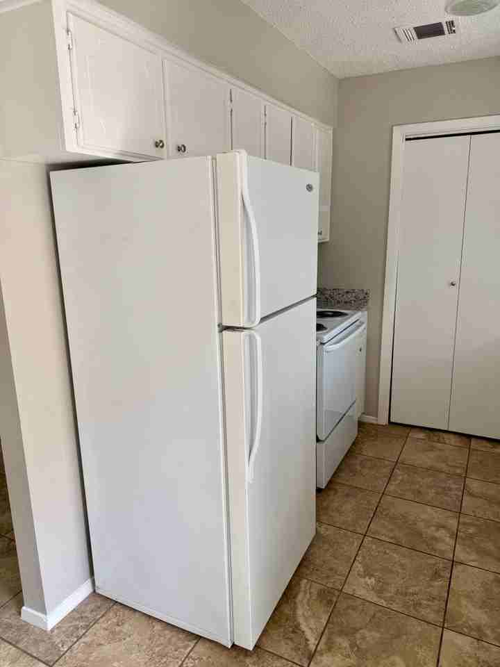 608 Karen St - Photo 3 of 9