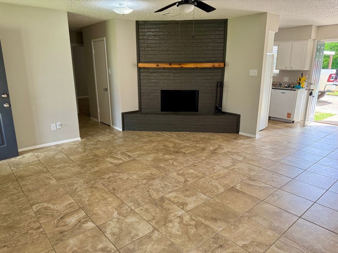 608 Karen St - Photo 4 of 9