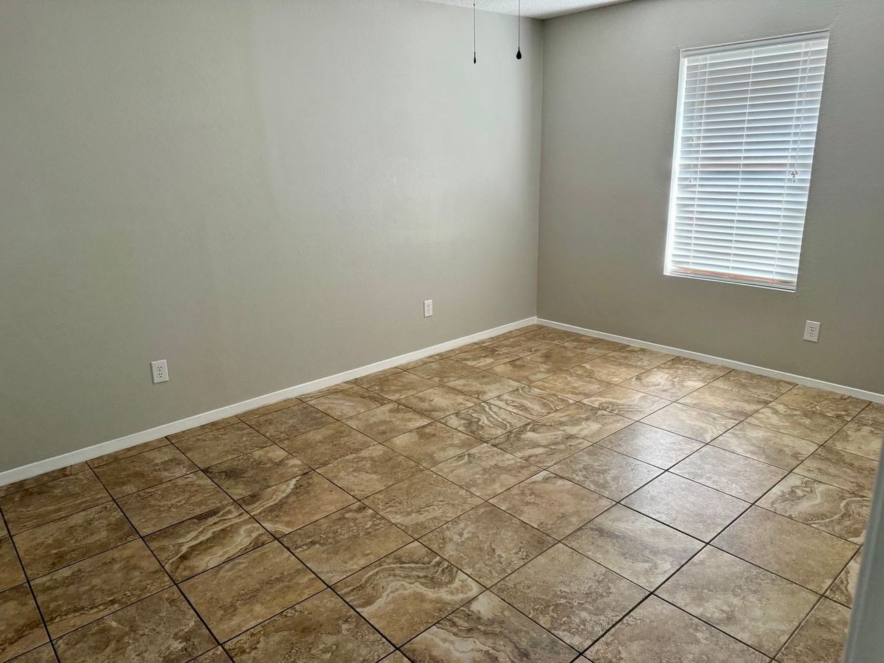 608 Karen St - Photo 5 of 9