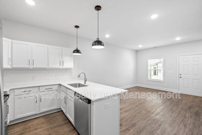 760 E St - Photo 2 of 14