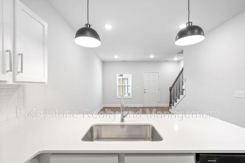 760 E St - Photo 3 of 14