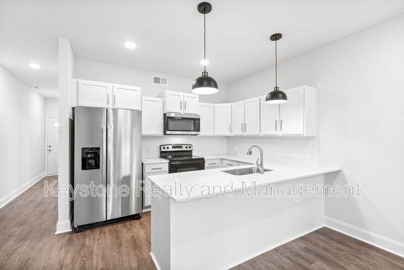 760 E St - Photo 4 of 14