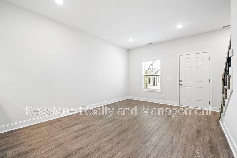 760 E St - Photo 5 of 14