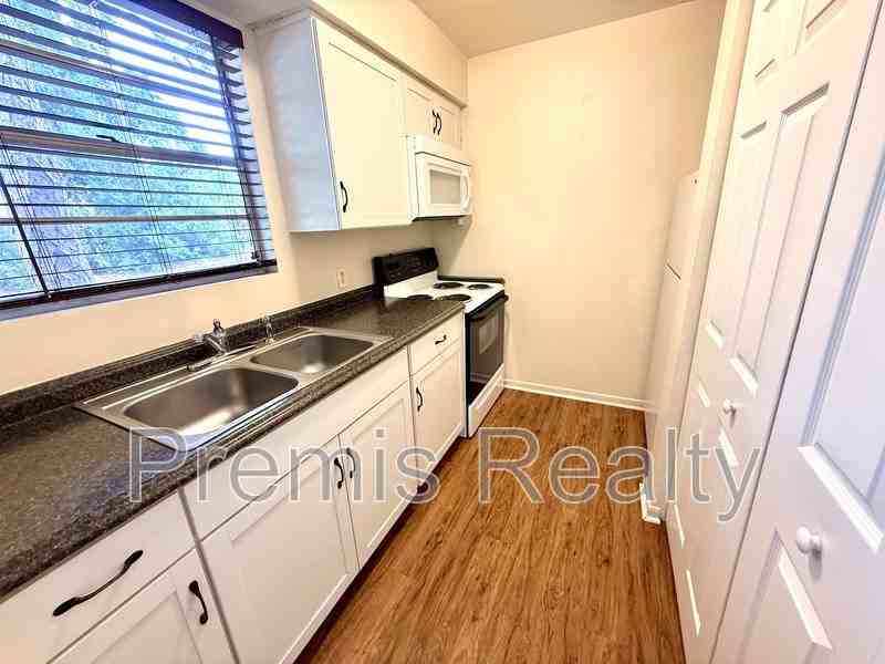 1165 E Spruce St - Photo 4 of 8