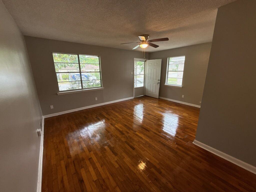 3608 Willow St - Photo 4 of 12