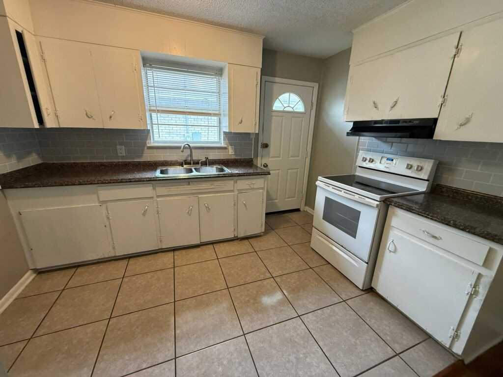 3608 Willow St - Photo 6 of 12