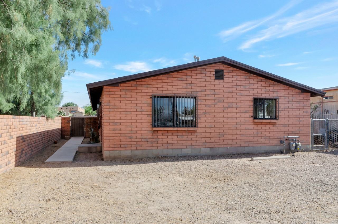 425 W 26th St #1 - Photo 3 of 25