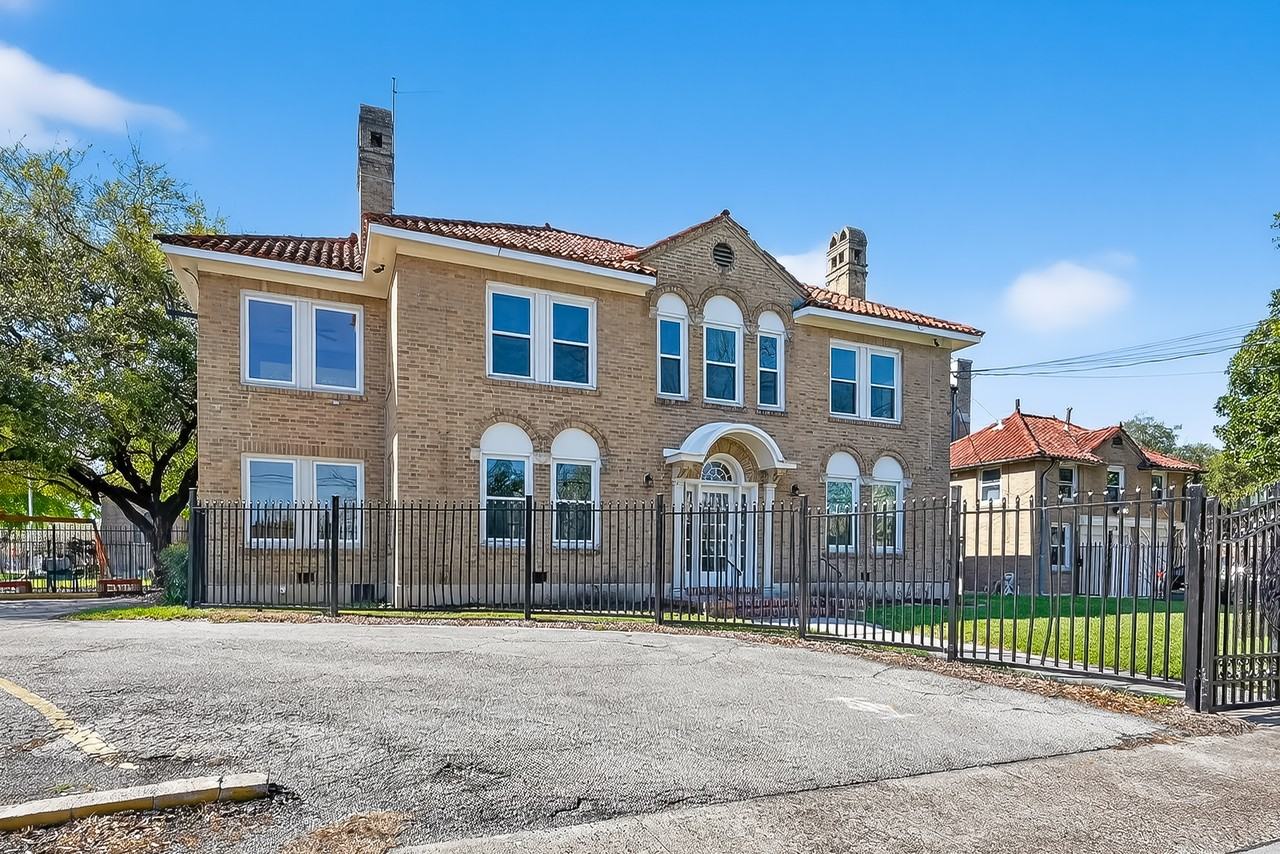 3410 Austin St - Photo 3 of 44