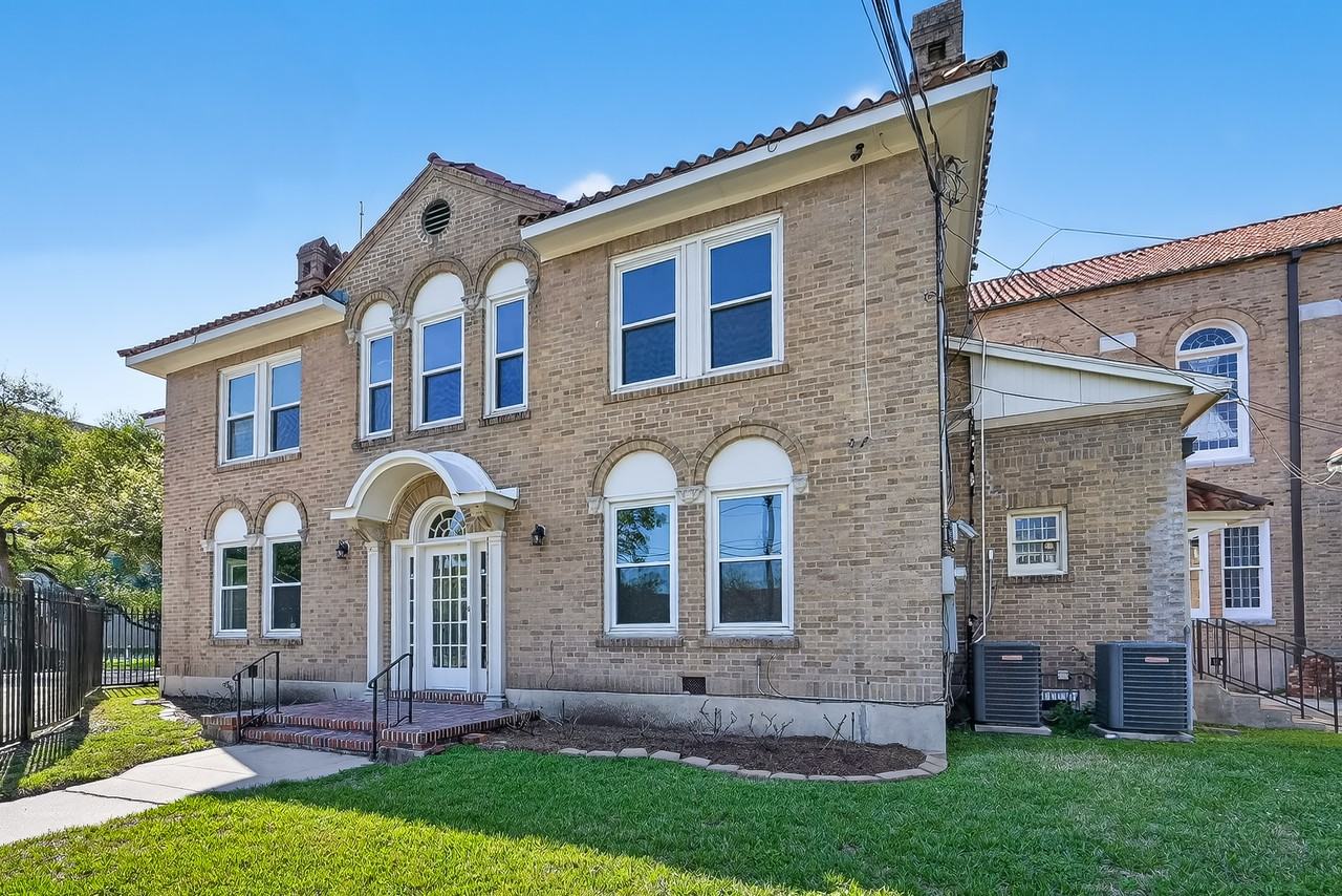 3410 Austin St - Photo 5 of 44