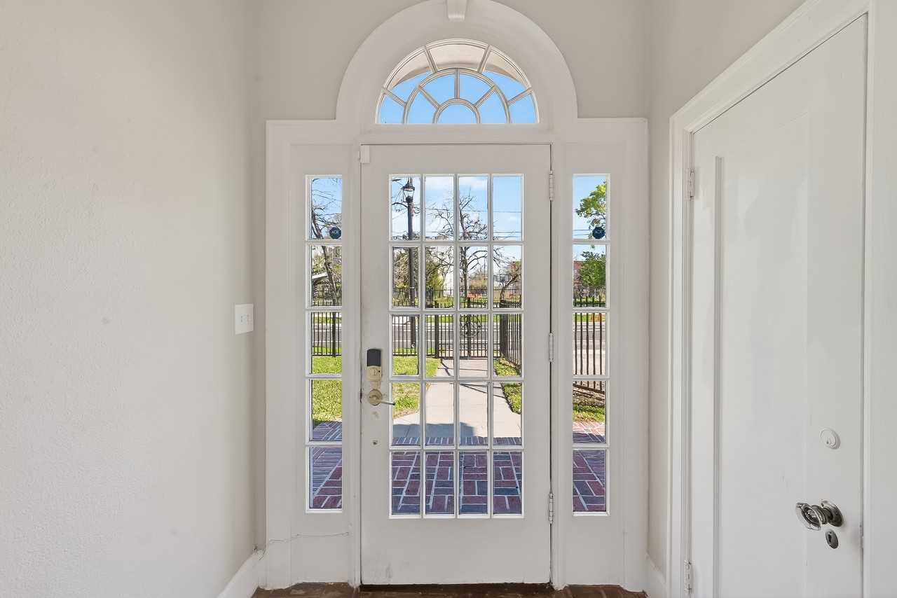 3410 Austin St - Photo 6 of 44