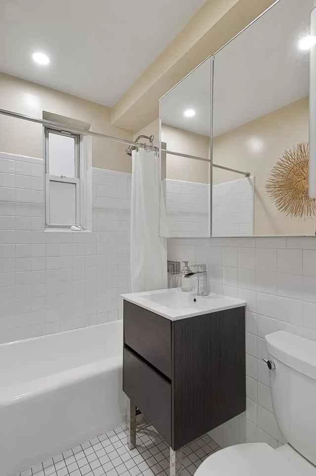 3925 51St St - Photo 3 of 9