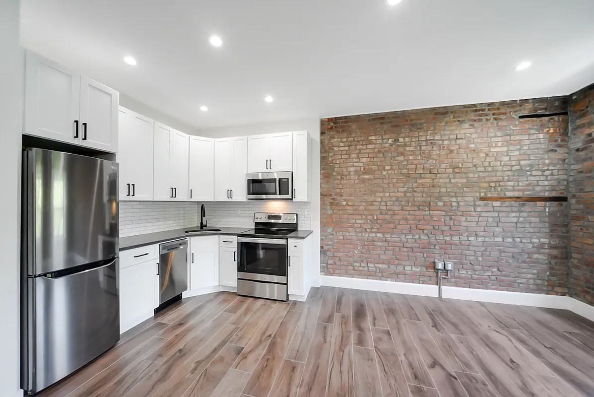 104 Clinton Ave - Photo 4 of 9