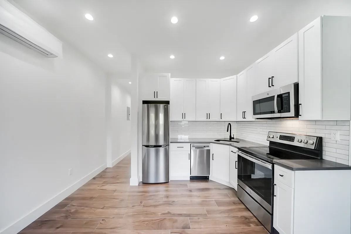 104 Clinton Ave - Photo 5 of 9