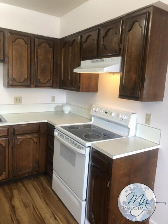 728 Eastland Dr N - Photo 3 of 11