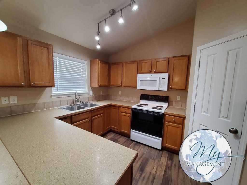 1128 Fiesta Way - Photo 2 of 33