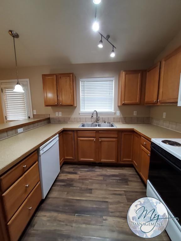 1128 Fiesta Way - Photo 3 of 33
