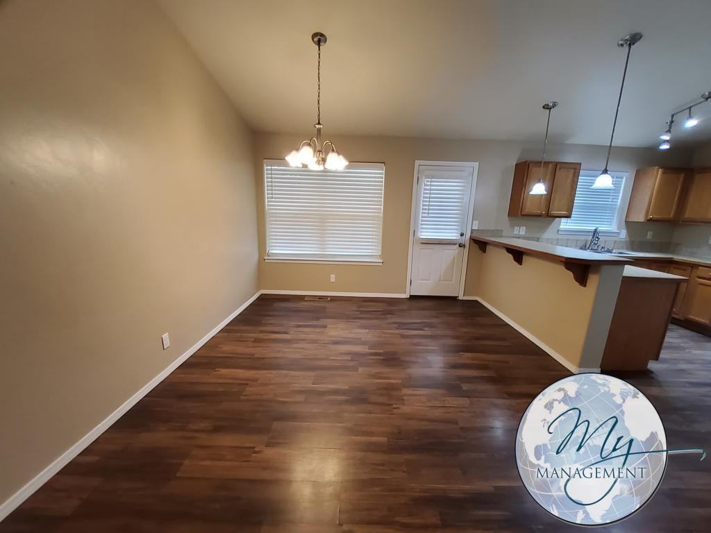1128 Fiesta Way - Photo 5 of 33
