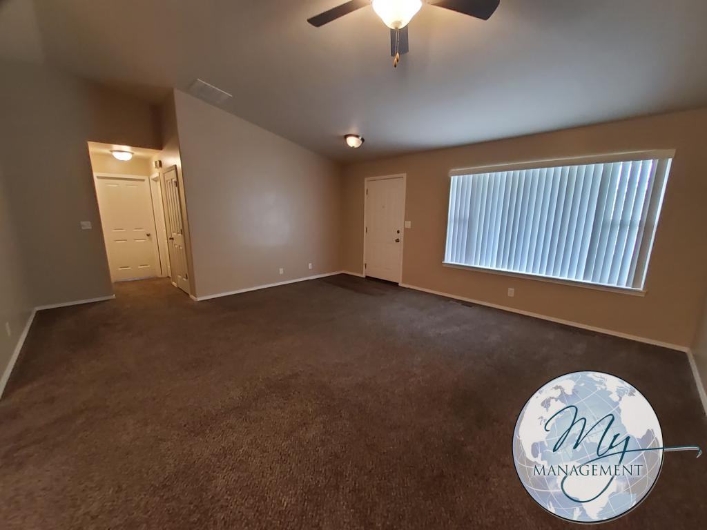 1128 Fiesta Way - Photo 7 of 33