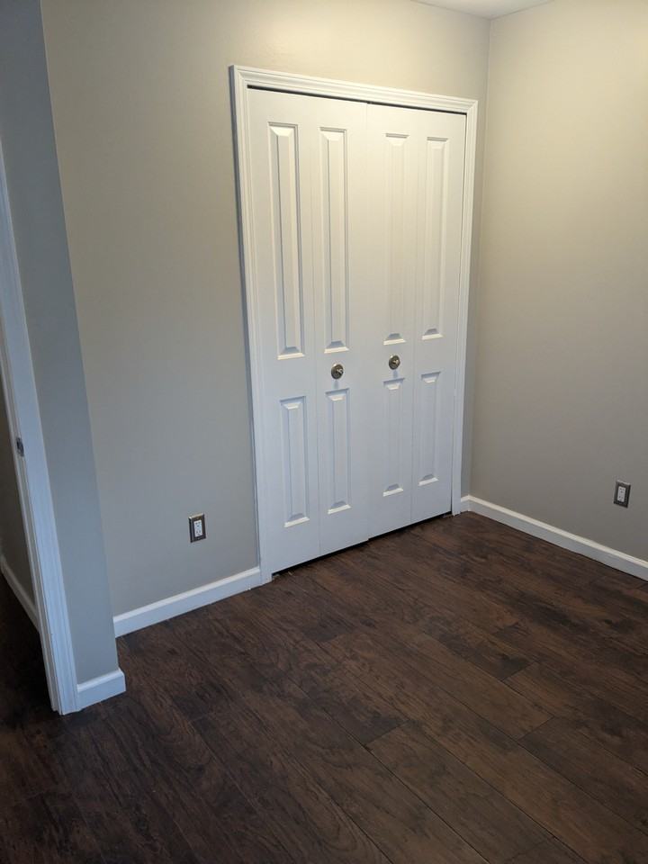 Colonial Apartments - Photo 3 of 9