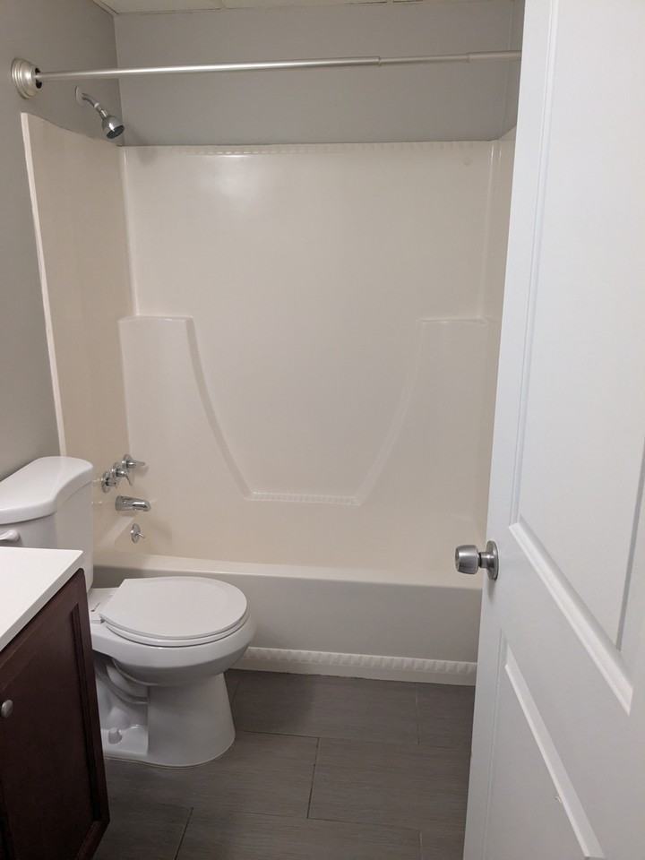Colonial Apartments - Photo 4 of 9