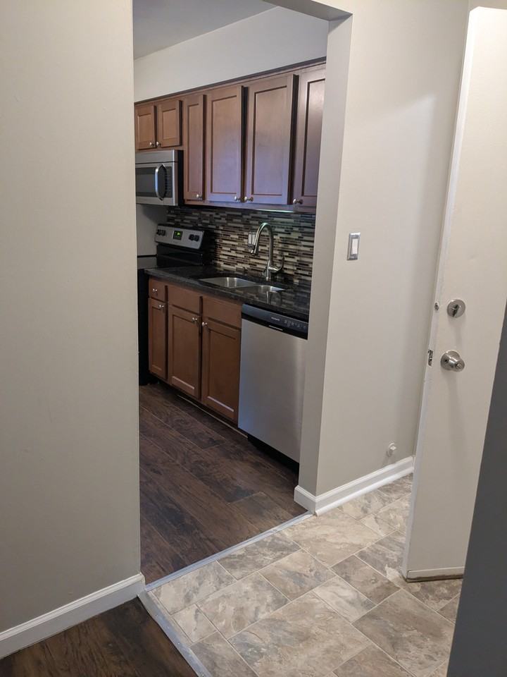 Colonial Apartments - Photo 5 of 9