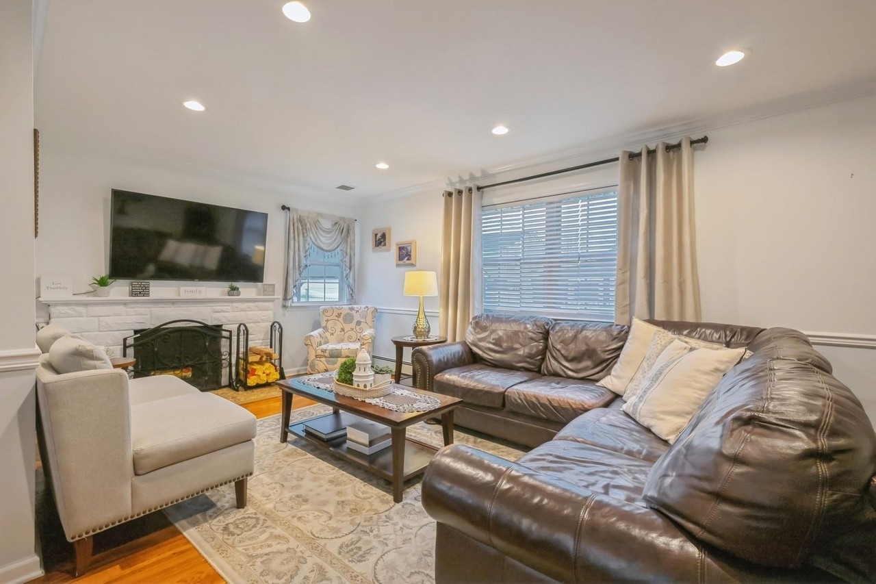 1483 Plum Ln - Photo 2 of 8