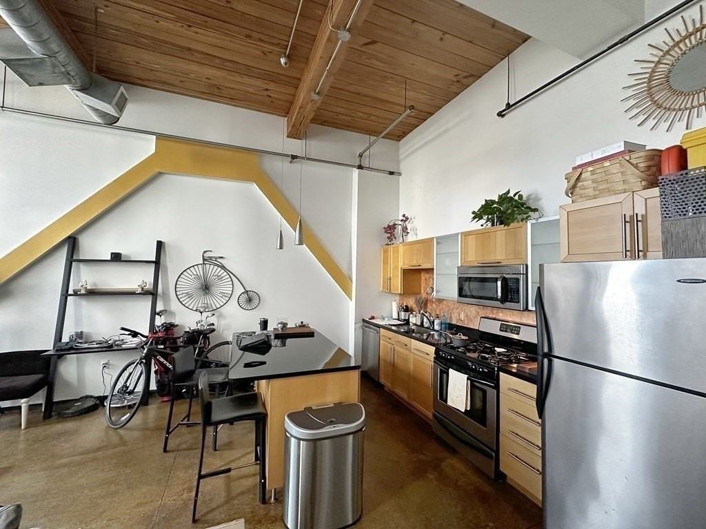 120 Holmes St - Photo 7 of 20