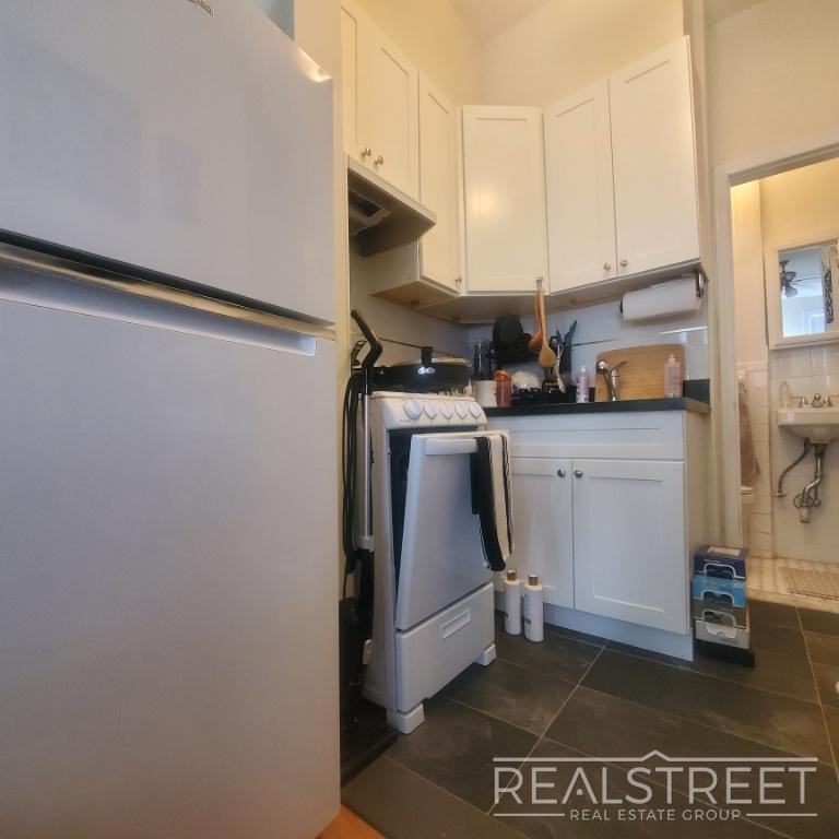 32 Middagh St #12 - Photo 6 of 7