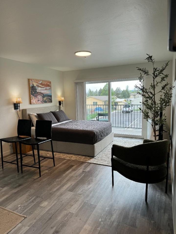128 East Evergreen Drive - Photo 4 of 23