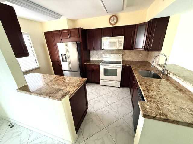 7076 Huntington Lane #608