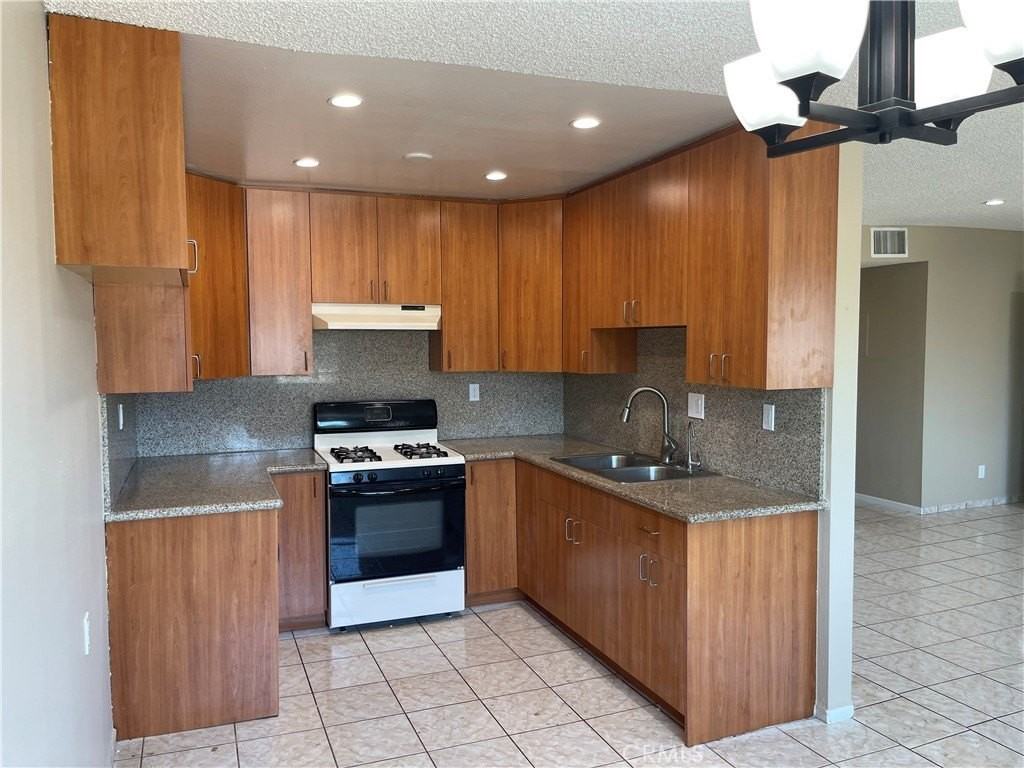 434 E Tujunga Ave #J - Photo 5 of 21