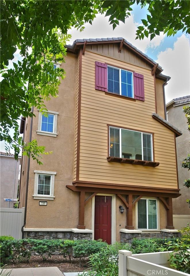 735 Banyan Way - Photo 2 of 24