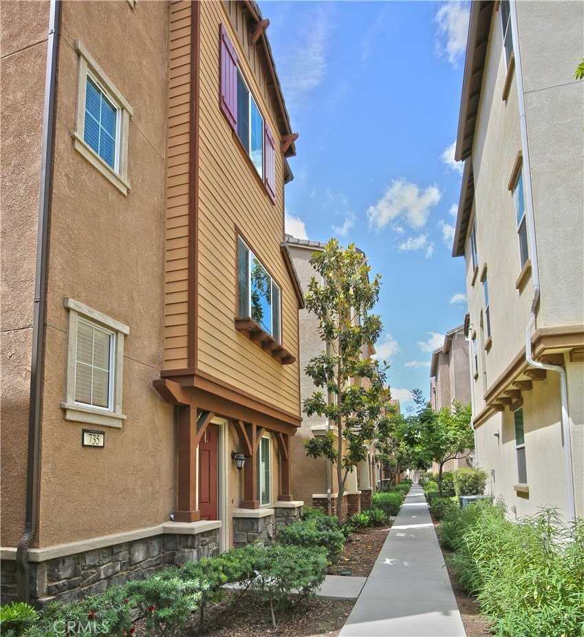 735 Banyan Way - Photo 3 of 24