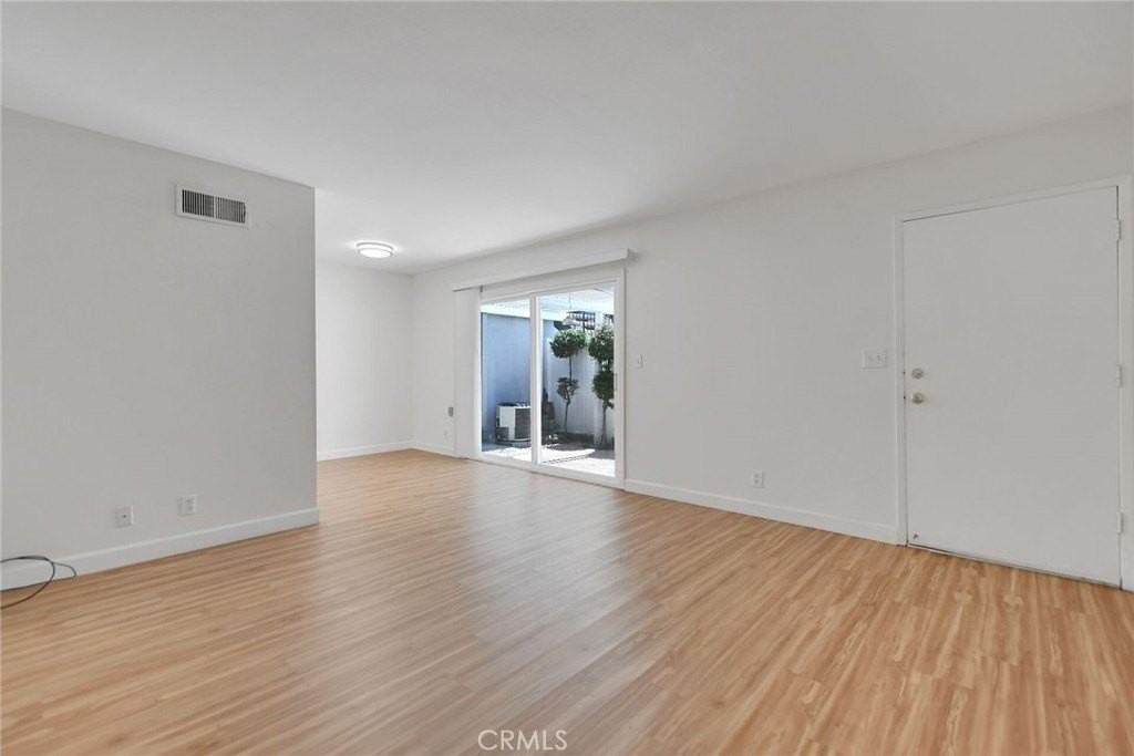 1460 Forest Glen Dr #4 - Photo 4 of 25