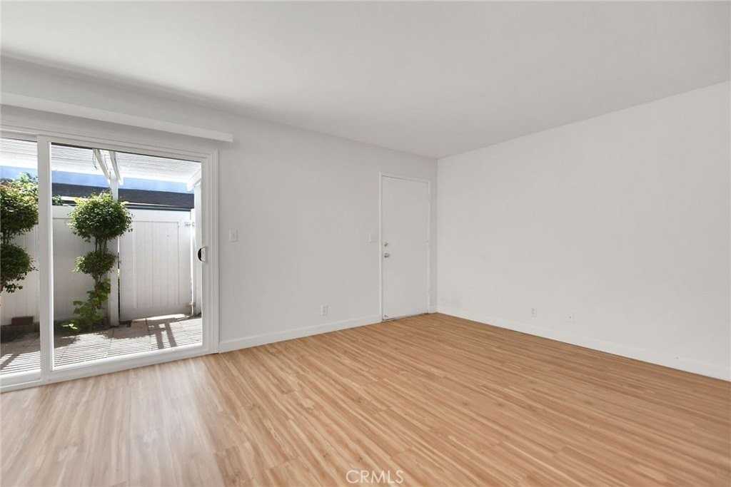 1460 Forest Glen Dr #4 - Photo 7 of 25