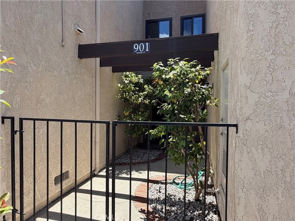 901 Hyde Ct - Photo 3 of 50