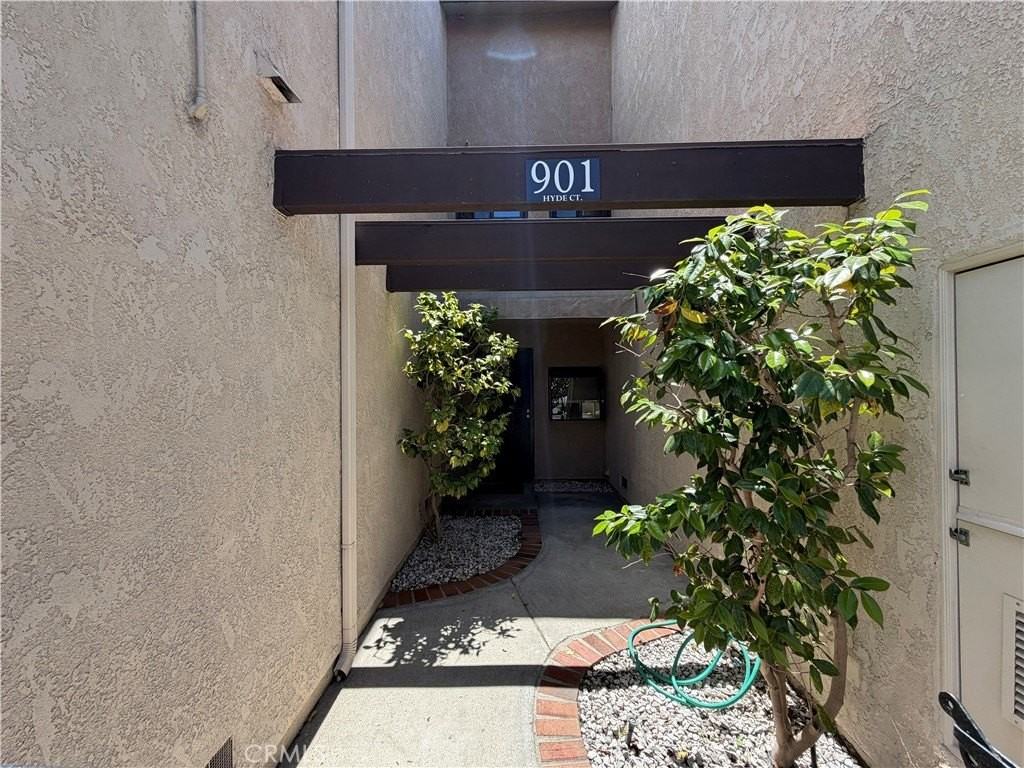 901 Hyde Ct - Photo 4 of 50