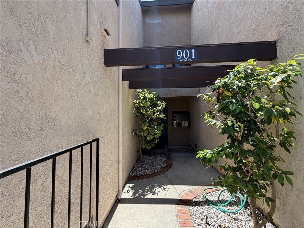 901 Hyde Ct - Photo 5 of 50