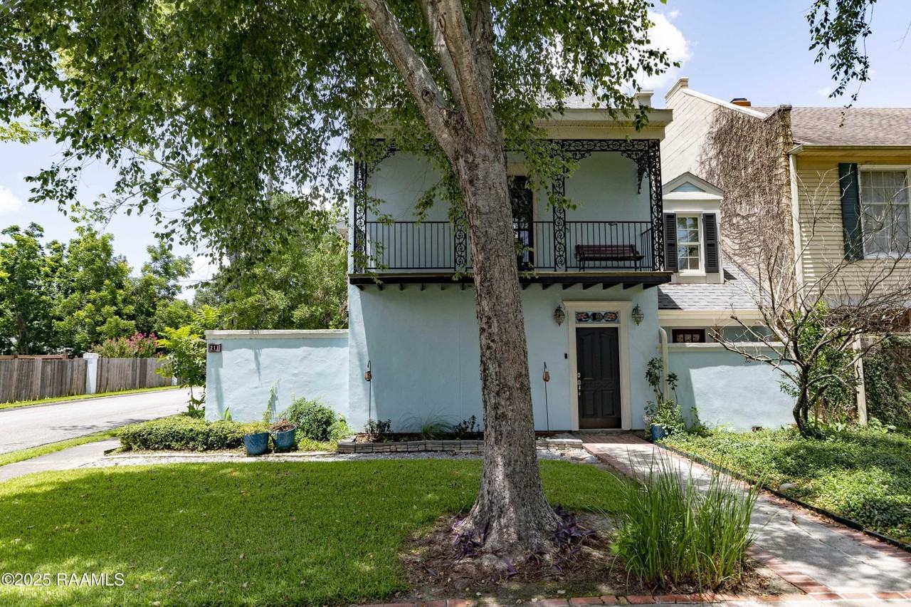 211 Ursuline St - Photo 2 of 39