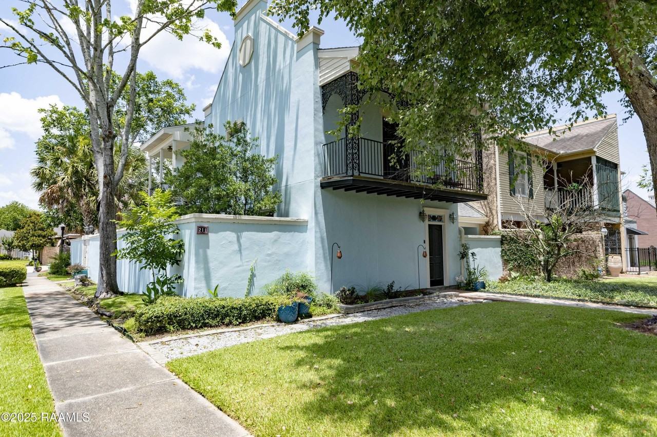 211 Ursuline St - Photo 3 of 39