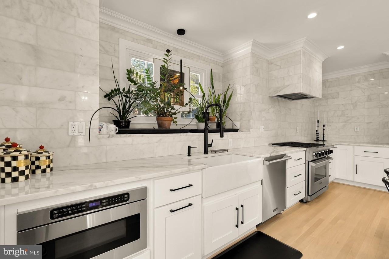 4105 17th St Nw - Photo 4 of 31